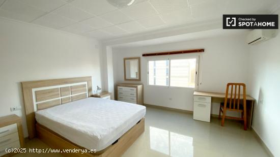 Se alquila habitación grande en apartamento de 4 dormitorios, Campanar, Valencia - VALENCIA