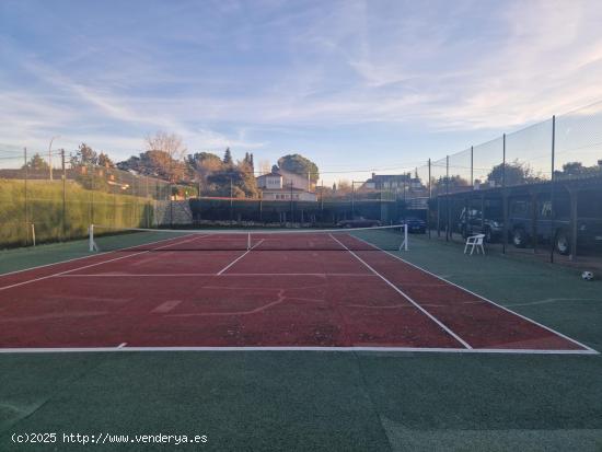 Parcela con pista de tenis - MADRID