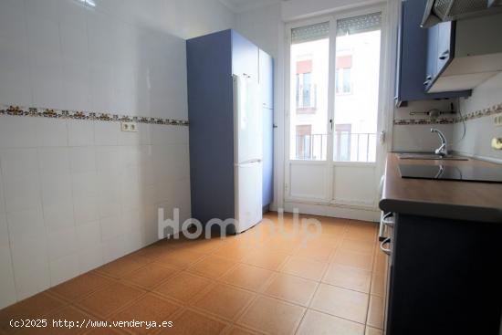 Se vende amplia vivienda en Zona Casco viejo que costa de 6 dormitorios - VIZCAYA