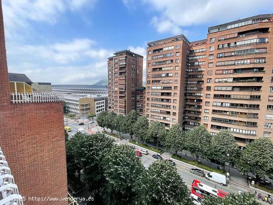 Se Alquila amplia Vivienda de 4 habitaciones y 2 baños con Balcon y terraza en Zona Sabino Arana - 