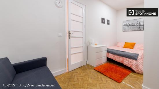 Cómoda habitación con armario independiente en un apartamento compartido, Eixample - VALENCIA