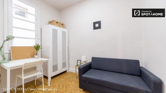 Cómoda habitación con armario independiente en un apartamento compartido, Eixample - VALENCIA