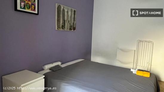 Habitación acogedora con parejas permitidas en un apartamento de 6 dormitorios, Eixample - BARCELON