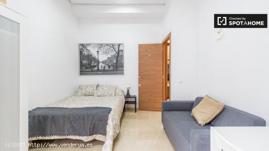 Encantadora habitación con cama doble en alquiler en Ciutat Vella - VALENCIA