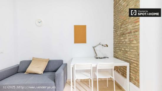 Encantadora habitación con cama doble en alquiler en Ciutat Vella - VALENCIA