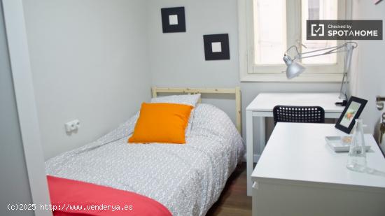 Acogedora habitación con ventana con patio interior en piso compartido, Extramurs - VALENCIA