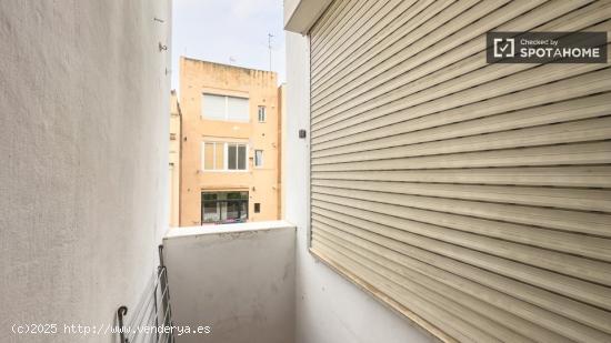 Alquiler de habitaciones en piso de 3 habitaciones en El Camp De L'Arpa Del Clot - BARCELONA