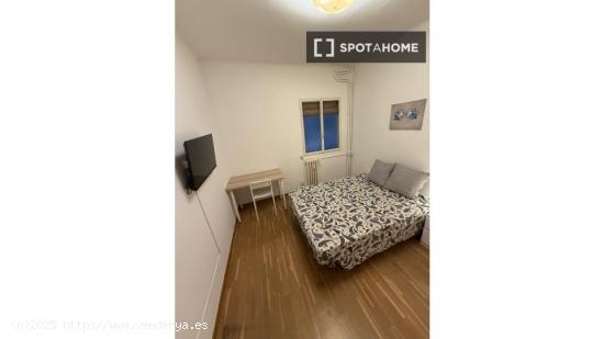 Se alquila habitación en piso compartido en Barcelona - BARCELONA