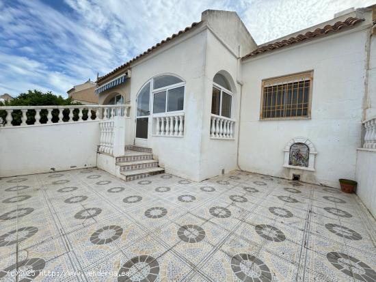  CASA CON LICENCIA TURÍSTICA, SOLÁRIUM Y PISCINA COMUNITARIA - ALICANTE 