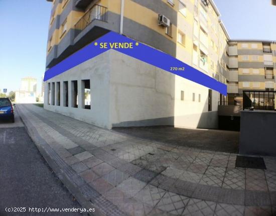 Local Comercial de Esquina con 71m de Fachada a 3 Calles - CACERES