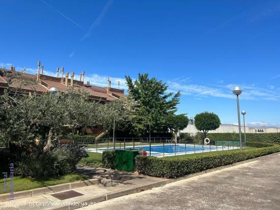 Chalet en urbanización privada, con piscina. Seis dormitorios - LA RIOJA