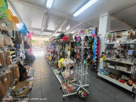 Se traspasa la tienda de articulos de regalo, bisuteria y productos de la playa por jubilacion - BAL