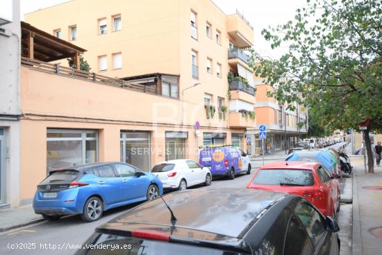  Local comercial con patio en alquiler - BARCELONA 