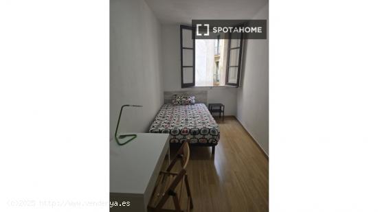 Habitación decorada con armario empotrado en el apartamento compartido, El Raval - BARCELONA