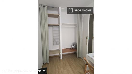 Habitación decorada con armario empotrado en el apartamento compartido, El Raval - BARCELONA