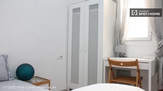 Habitación barata con cómoda en piso compartido, L’Hospitalet de Llobregat - BARCELONA