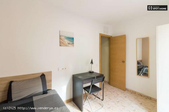  Habitación en piso de 4 dormitorios en alquiler en Barcelona - BARCELONA 