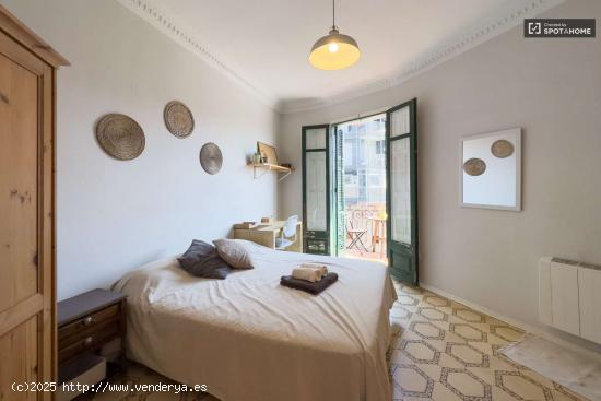  Alquiler de habitaciones en piso de 5 habitaciones en Sant Antoni - BARCELONA 