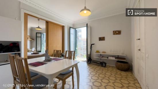 Alquiler de habitaciones en piso de 5 habitaciones en Sant Antoni - BARCELONA