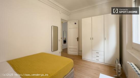 Se alquila habitación en piso de 7 habitaciones en Barcelona - BARCELONA