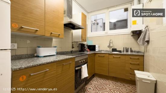 Se alquila habitación en piso de 7 habitaciones en Barcelona - BARCELONA