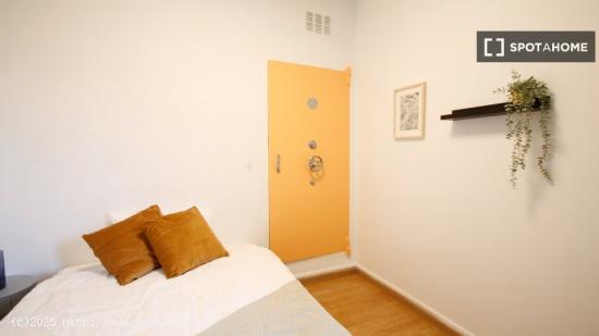 Se alquila habitación en piso compartido en Barcelona - BARCELONA