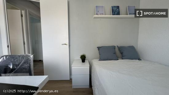 Se alquila habitación en piso de 4 dormitorios en Madrid - MADRID