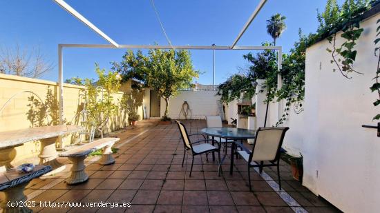 CASA ADOSADA EN RESIDENCIAL EL TEJAR II CON 4 DORMITORIOS BUHARDILLA Y PATIO - BADAJOZ