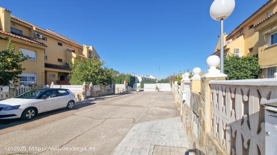 CASA ADOSADA EN RESIDENCIAL EL TEJAR II CON 4 DORMITORIOS BUHARDILLA Y PATIO - BADAJOZ