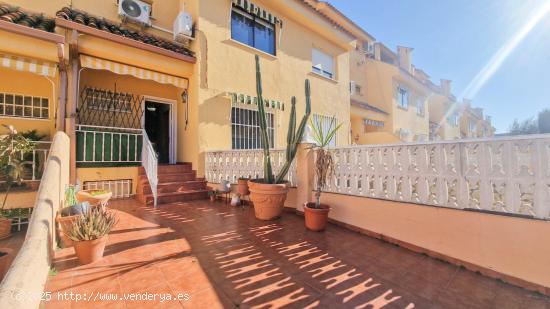 CASA ADOSADA EN RESIDENCIAL EL TEJAR II CON 4 DORMITORIOS BUHARDILLA Y PATIO - BADAJOZ