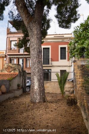 Alquila tu refugio perfecto en Tiana: Casa de pueblo reformada con encanto y diseño contemporáneo 