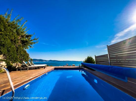 REFUGIO DE LUJO EN SANXENXO: CHALET PAREADO CON VISTAS PANORÁMICAS Y PISCINA CLIMATIZADA - PONTEVED