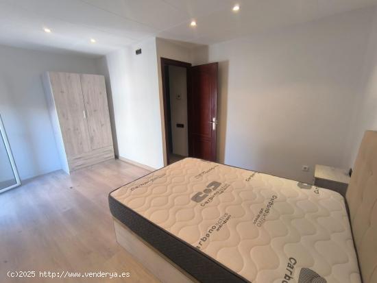 ALQUILER DE HABITACIÓN DOBLE CON SALIDA A BALCÓN - BARCELONA