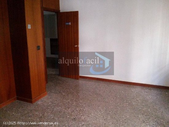 SE ALQUILA ENTREPLANTA/ ROSARIO/ 218 METROS/ 800 €