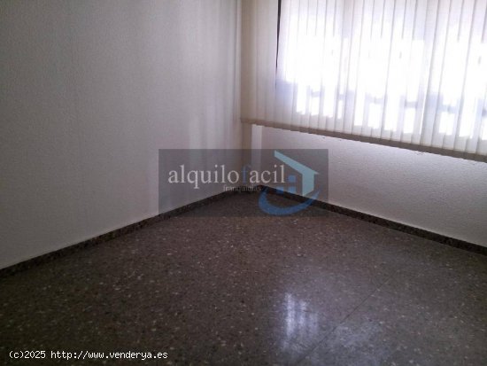 SE ALQUILA ENTREPLANTA/ ROSARIO/ 218 METROS/ 800 €