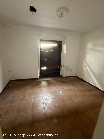 SE VENDE VIVIENDA BAJO EN EL CENTRO PARA REFORMAR - CADIZ