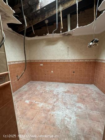 SE VENDE VIVIENDA BAJO EN EL CENTRO PARA REFORMAR - CADIZ