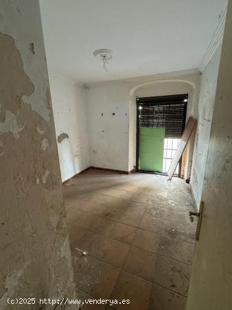 SE VENDE VIVIENDA BAJO EN EL CENTRO PARA REFORMAR - CADIZ