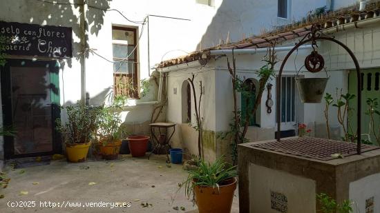 Gran casa con patio en Brozas - CACERES