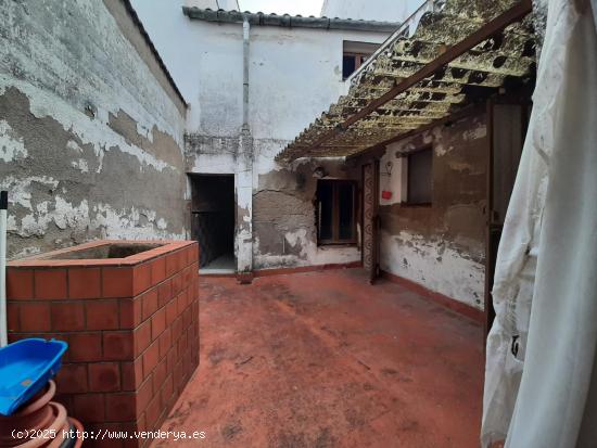 Gran casa para reformar con patio en el Casar de Cáceres - CACERES