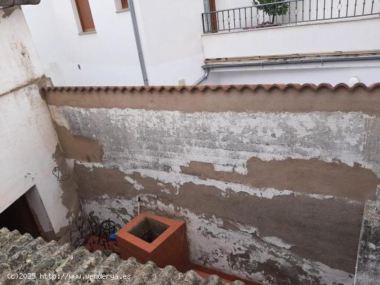 Gran casa para reformar con patio en el Casar de Cáceres - CACERES