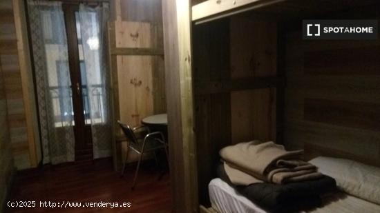 Se alquila habitación en apartamento de 4 dormitorios en el casco antiguo - GUIPUZCOA