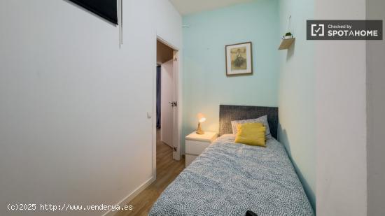 Se alquila habitación en piso de 5 dormitorios en Eixample - BARCELONA