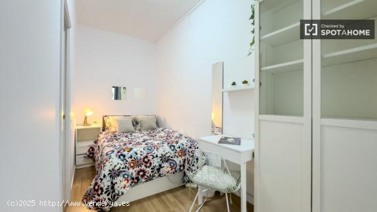 Se alquila habitación en piso de 5 dormitorios en Eixample - BARCELONA