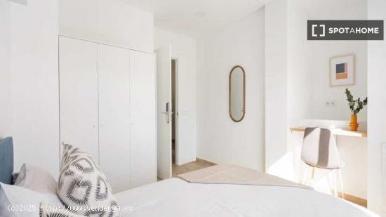 Habitación individual soleada con baño privado y con terraza - MADRID