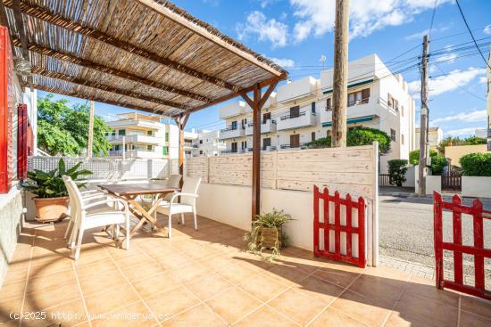 Chalet con 6 dormitorios, terraza, solárium, trastero y parking en Colonia de San Jordi - BALEARES