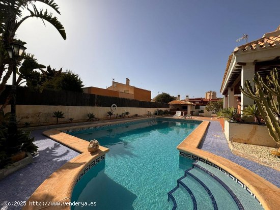 Villa en venta en La Manga del Mar Menor (Murcia)