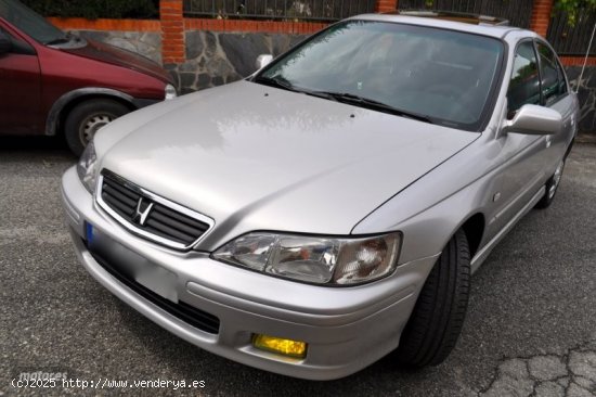 Honda Accord 2.0 I VTEC ELEGANCE-KLIMATIZADOR-TECHO CRISTAL-LLANTAS de 2001 con 160.000 Km por 5.30