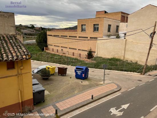 Casa en Navarrete, con local para 4 vehículos, dos plantas y terraza de 60 metros. - LA RIOJA