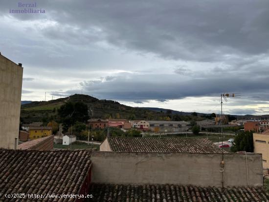 Casa en Navarrete, con local para 4 vehículos, dos plantas y terraza de 60 metros. - LA RIOJA